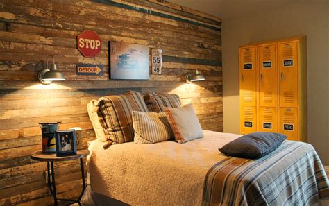 Imagine this feature wall in your bedroom? The ragged wren : Wood feature wall