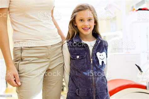 구슬눈꼬리 자신의 딸이다 유클리드의 치과 2명에 대한 스톡 사진 및 기타 이미지 2명 6 7 살 가족 Istock