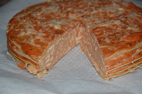 Gâteau de crêpes au thon et à la tomate