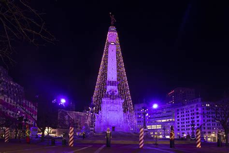 The Worlds Largest Christmas Tree In Indianapolis At Night