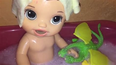Hasbro e3403 baby alive snackin sara doll. Baby Alive Bree snackin Lilly doll takes a bubble bath ...