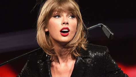 Singer Taylor Swifts Folklore Becomes First Album To Sell 1 Million