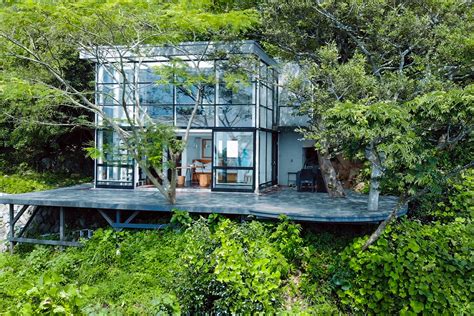南伊豆「izu Cliff House」森と一体化した別荘。太平洋を望む崖の上のモダニズム建築 Discover Japan