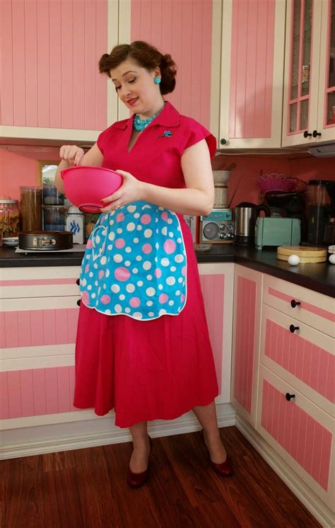 Red Lips Pink Apron Vintage Photoshoot 1950 Outfits Vintage Housewife