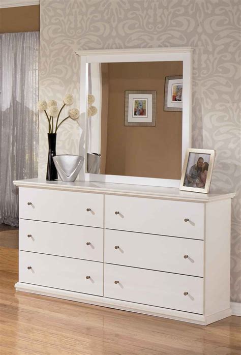 Most of our beach house furniture collections are crafted in north america and make great additions to any coastal or cottage style home. Bostwick Shoals Solid White Cottage Style Bedroom Set ...