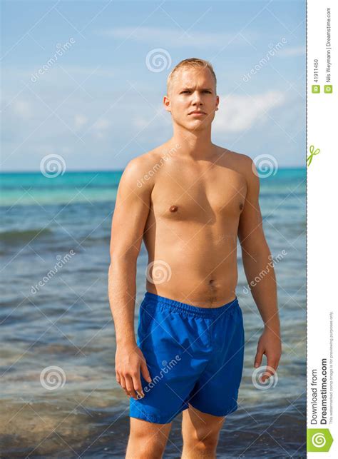 L Uomo Nella Nuotata Blu Mette Nella Spiaggia Fotografia Stock Immagine Di Attraente Attivo