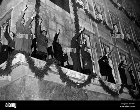 Enthusiastic Berliners Cheer Hitler Stock Photo Alamy