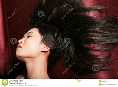 Femme Asiatique Sexy Avec Le Long Cheveu Photo Stock Image Du Fashionable Foncé 1737924