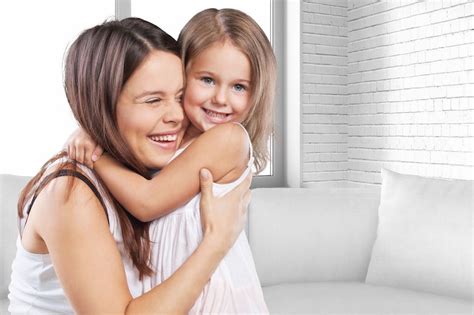 Il giorno del compleanno rappresenta un momento perfetto per ringraziare la propria moglie a te, amore mio, che sei una mamma davvero amorevole per i nostri figli, un'amica unica ed una confidente senza pari, in questo giorno così. Frasi per una figlia: la lettera commovente di una madre