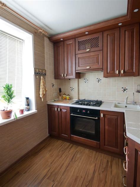 Un mueble con una enorme capacidad de almacenamiento para menaje de. Дизайн угловой кухни 6 кв.м. из массива дуба с патиной ...