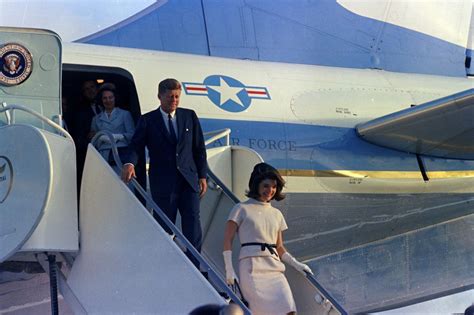 Der wichtigste mann, das sicherste flugzeug, die gefährlichsten terroristen. ST-C420-79-63. President John F. Kennedy and First Lady ...