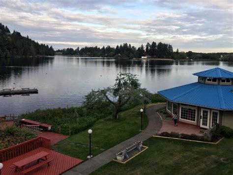 Inn On Long Lake Lakeside Lodgings In Nanaimo Bc Canada