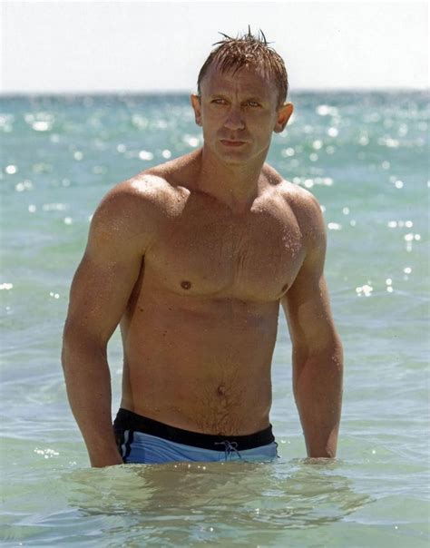 Daniel craig ist der james bond der neuzeit und wird im februar 2010 bereits zum fünften mal als 007 auf der daniel craig. Stilikone James Bond | Daniel craig james bond, James bond ...