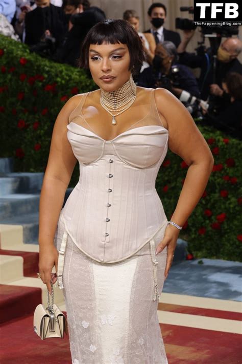 Paloma Elsesser Shows Off Her Big Boobs At The Met Gala In Nyc
