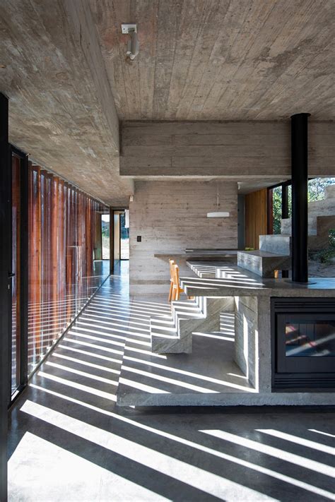 We also specialise in fabrics, wallpapers and home accessories. Interieur de maison en beton brute