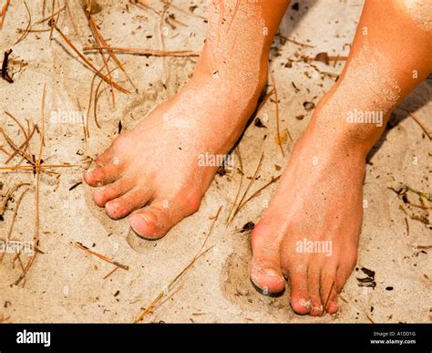 Kaukasische Teen Mädchen Mit Nackten Füßen Im Sand Am Strand Usa Stockfotografie Alamy