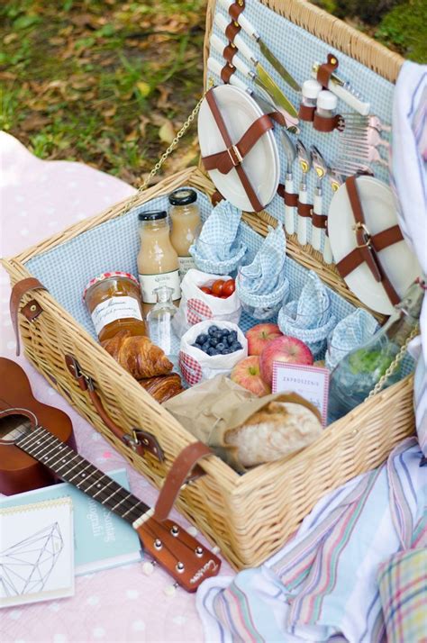 These 20 Anniversary Date Ideas Are So Far From Lame Picnic Inspiration Picnic Basket