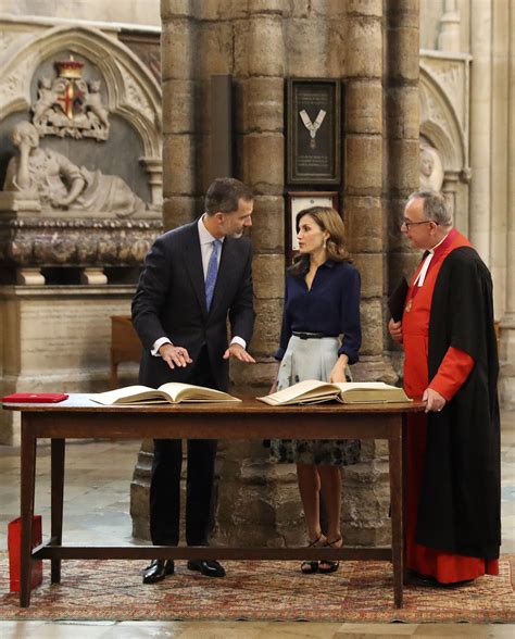 El Rey Felipe Y La Reina Letizia Firman El Libro De Honor Durante La