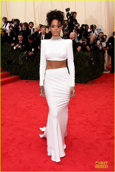 Rihanna Brings Sexy Back And Midriff To Met Ball 2014 Photo 3106141