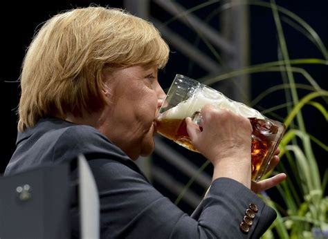 Merkel Modtager Frihedspris Mon Ikke Hun Fejrer Den Med En øl Bt