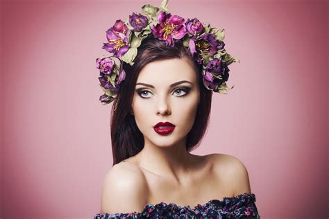 Download Blue Eyes Lipstick Flower Wreath Brunette Woman Model 4k Ultra Hd Wallpaper