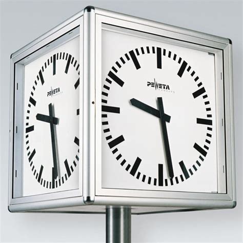 Originelle uhr mit großem zifferblatt, gut beobachtbarem uhrwerk sowie metallglocken. PEWETA Typ 790 Uhrenwürfel, 600 & 800 mm - öffentliche Uhren