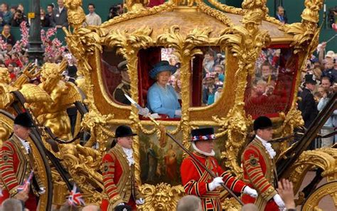 Thousands Gather To Salute Uk S Queen Elizabeth On Platinum Jubilee