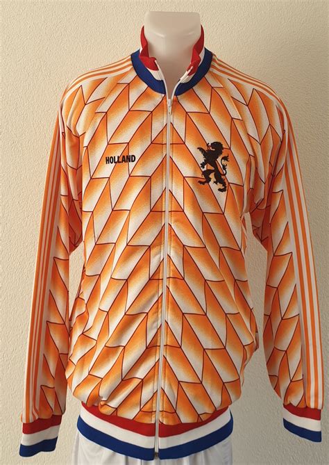 Hoe ziet het nederlandse shirt voor het ek 2021 eruit? Nederlands Elftal EK 88' Trainingsjack - Voetbalshirt-tenue