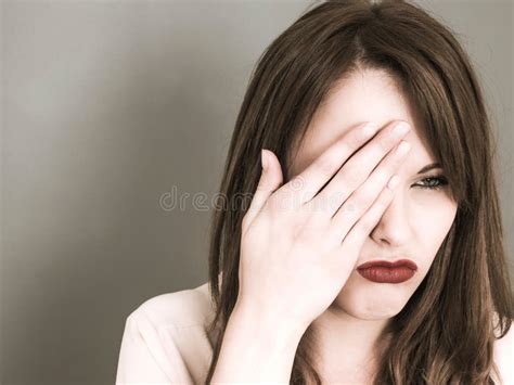 Retrato Criativo De Uma Mulher Caucasiano Nova Que Cobre Seu Direito Foto De Stock Imagem De