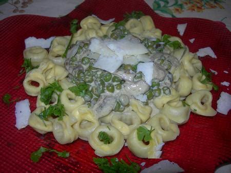 Il ripieno può essere di carne oppure vegetariano, in base al vostro. Tortellini funghi, pisellini e panna con scaglie di ...