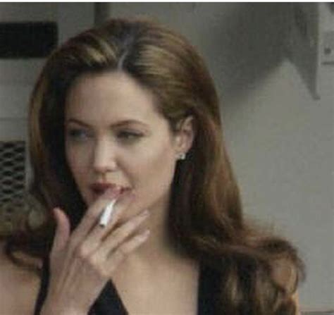 Angelina Smoking On The Set Of Mr And Mrs Smith Angelina Jolie Smoking Angelina Jolie 90s
