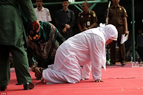 Indonesian Woman 30 Hospitalised After 100 Lashes Daily Mail Online