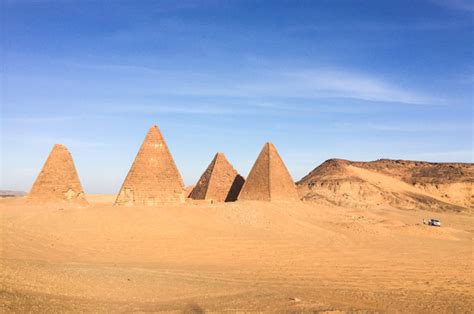 Cómo Visitar Las Pirámides De Sudán Against The Compass