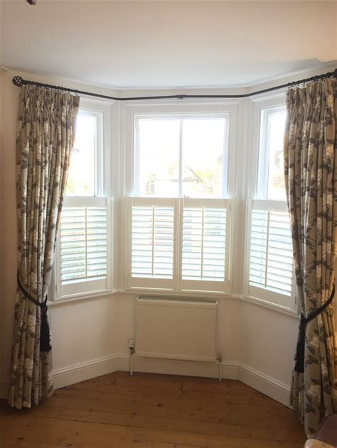 Covering only the lower half of your window, café style shutters keep prying eyes out but still let the light flood into your room. Cafe style shutters in a bay window used with curtains ...
