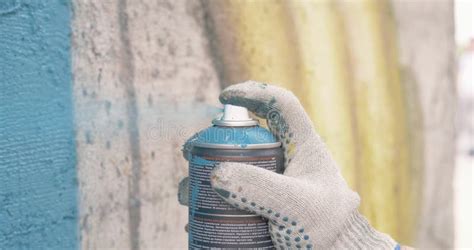 Manos Del Artista De La Pintada Con Las Latas De La Pintura Almacen De