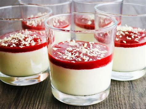 Panna cotta mit Erdbeersoße im Glas Rezept