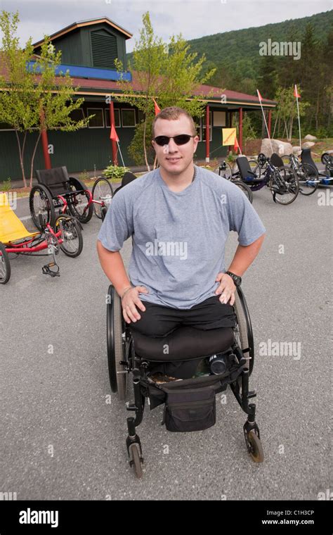 Mann Mit Beinamputierten Im Rollstuhl Für Ein Rennen Vorbereiten