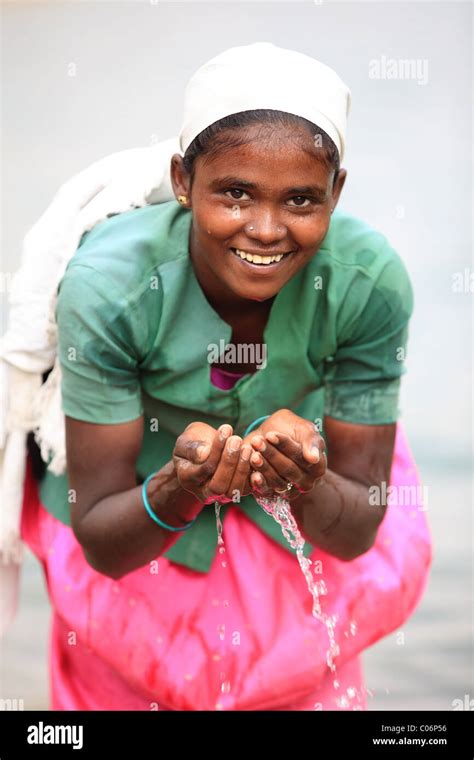 Girl Working In An Open Mine Refreshing And Drinking Water Andhra Pradesh South India Stock