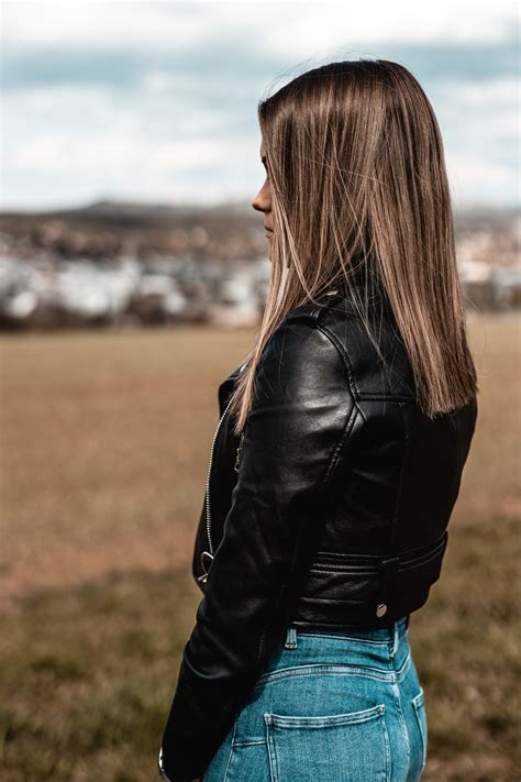 30k Girl In Leather Jacket Pictures Download Free Images On Unsplash