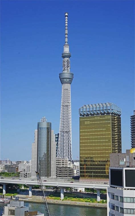 Menara tertinggi di dunia saat ini adalah menara tokyo skytree yang berada di jepang dengan ketinggian sekitar 634 meter. Inilah 10 Menara Tertinggi di Dunia yang Mencakar Langit