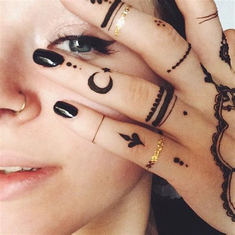 Delicate gold henna tattoo on the hand and fingers. 10 Latest Finger Mehndi Design Ideas For Eid | Bling Sparkle