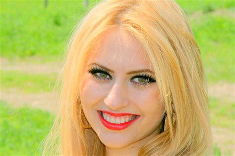 картинки девушка портрет модель Розовый блондинка Выражение лица Губа прическа улыбка