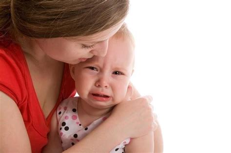 Beberapa cara menenangkan bayi menangis, di antaranya ketika bayi dibedong sebagai cara mengatasi bayi menangis, mereka akan merasa seperti kembali ke dalam rahim karena hangat. Bayi Menangis Terus? Tenangkan Dia dengan Cara Ini - Alodokter