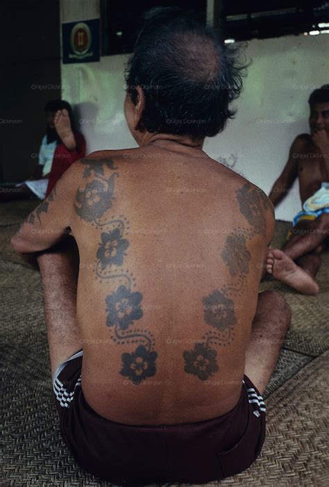 Kehidupan suku dayak memang mencuri banyak perhatian dunia luas. Indigenous Dayak, tattoos, tropical rainforest Malaysia ...