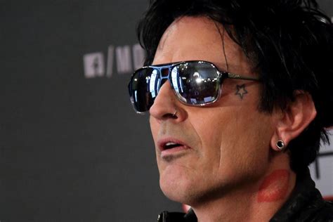 Mötley Crüe Drummer Tommy Lee Accused Of Sexually Assaulting Woman In Helicopter Wdc Tv News