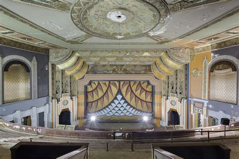 Stunning Photos Of Old Movie Theaters Across The United States