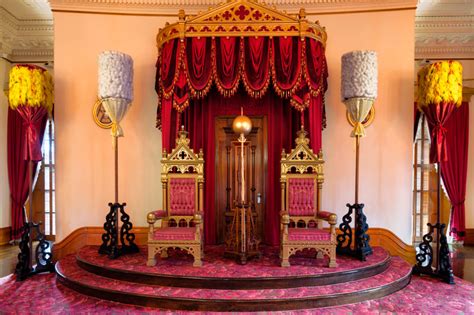 The palace rooms now display the new collections of paintings and sculptures and important events that the king's state apartments. Throne Room - Iolani Palace