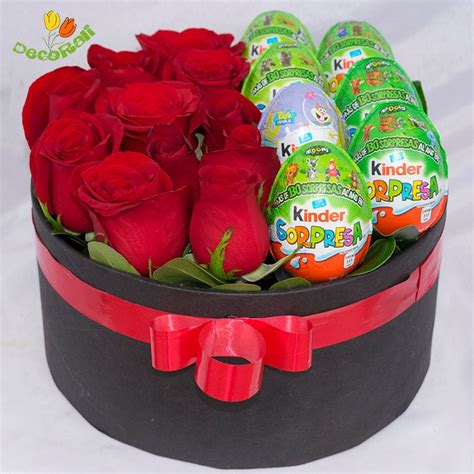 Caja De Rosa Y Kinder Sorpresa Hermoso Arreglo Floral Elaborado En Una