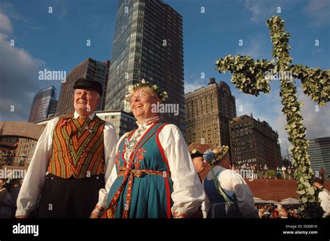 New York City Usa Swedish Immigrants In Traditional Clothes At