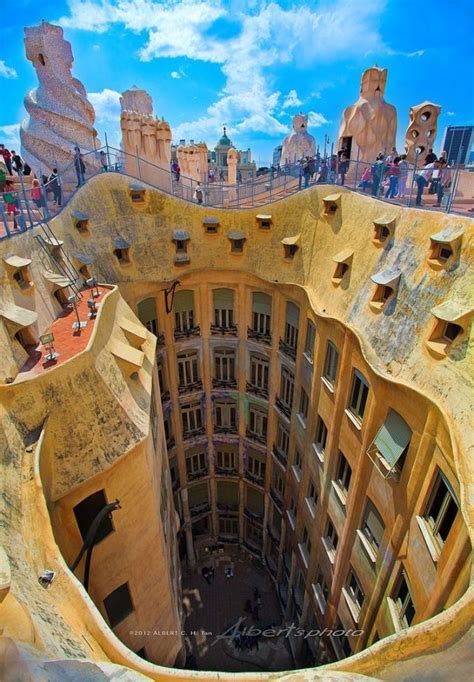 Official website of casa mila, the work of antoni gaudí in barcelona. Casa MilÃ (mit Bildern) | Gaudi, Barcelona ...